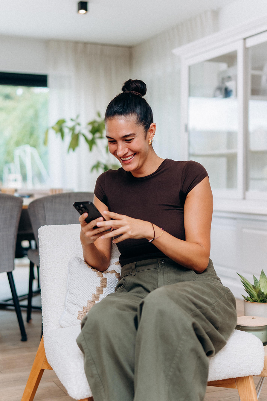 Mains tenant un smartphone affichant une application mobile moderne