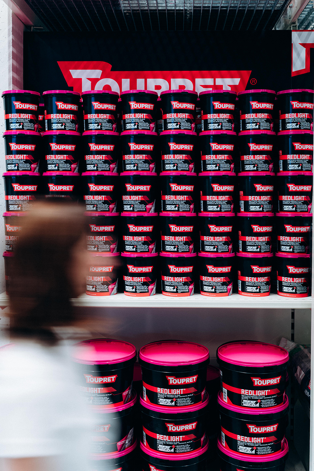 Présentoirs de peinture Toupret photographiés en magasin